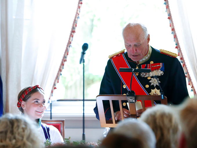 Kong Harald taler til konfirmanten. Foto: Terje Bendiksby / NTB scanpix